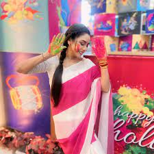 Click & Celebrate: Holi Photoshoot Ideas Inspired by Bollywood Stars